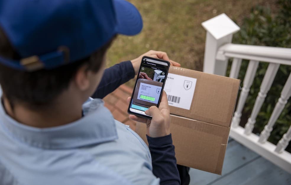 Entregador transportando pacote de compra da Shopee durante operação de entrega rápida em área urbana.