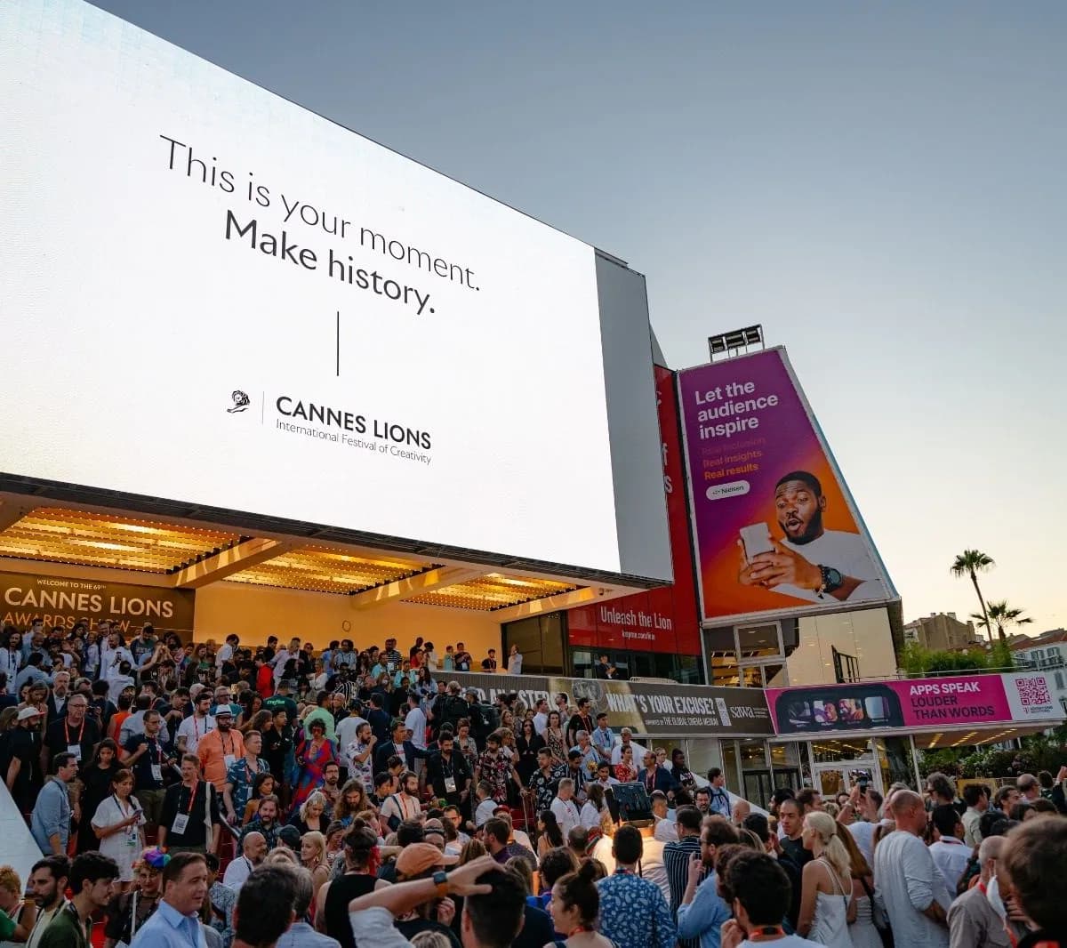 Profissionais de publicidade e marketing reunidos durante programação do Cannes Lions dedicada à criatividade e eficácia de campanhas.