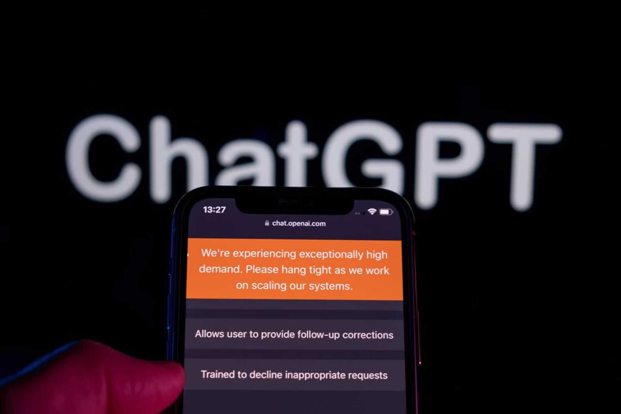 ChatGPT aberto em um Mac ao lado de aplicativos e páginas da web representando o recurso Computer History