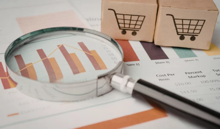 Pessoa realizando compras em uma loja virtual enquanto produtos, estoque e pedidos aparecem representados em uma interface de comércio eletrônico.