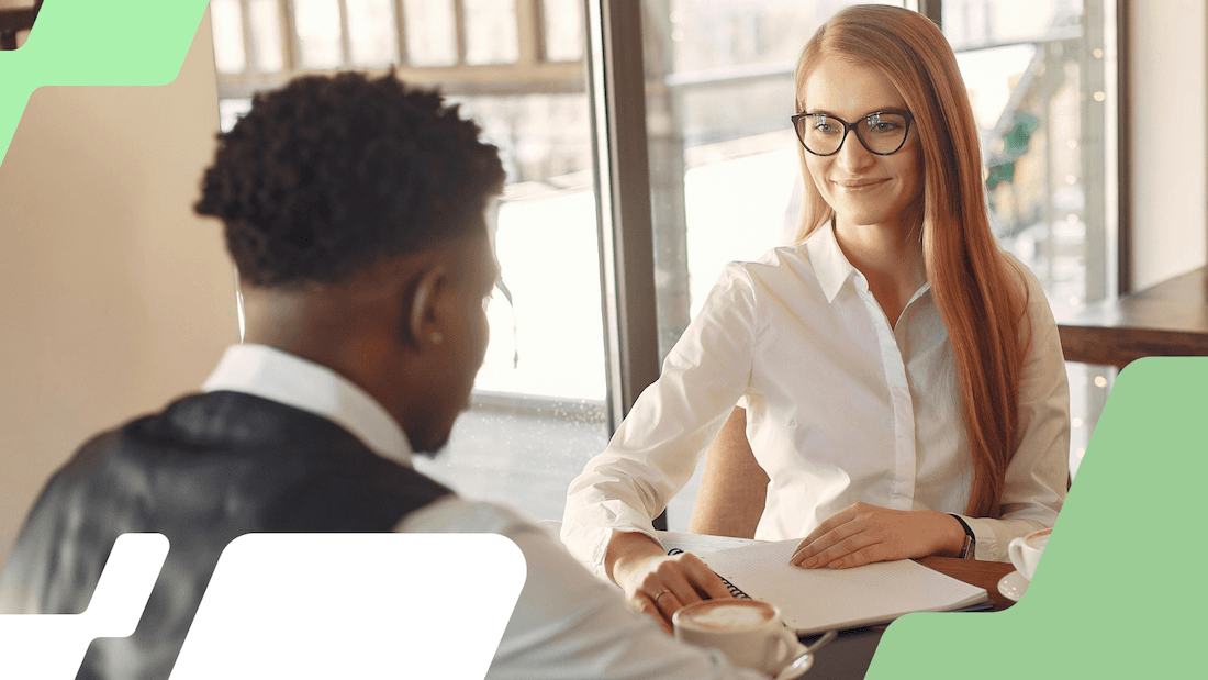 Gestor e profissional conversando durante uma reunião de feedback em ambiente corporativo