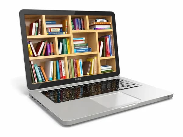Livros dispostos ao lado de uma tela de computador com elementos digitais associados à produção automatizada de textos.