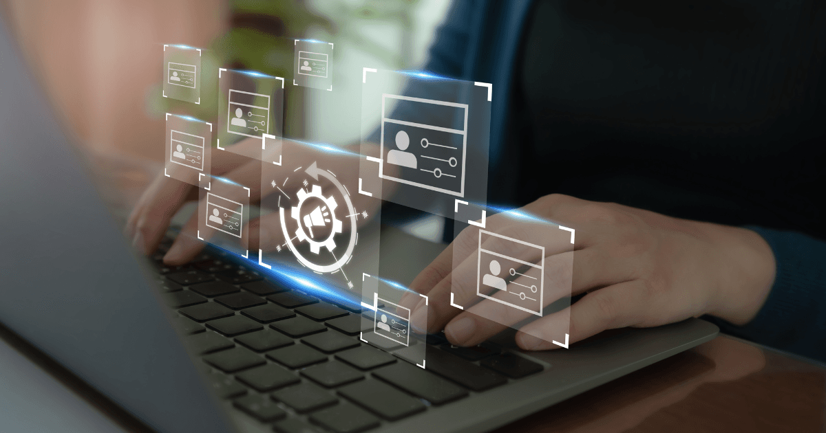 Profissional analisando um fluxo digital de automação de marketing com etapas de captação, relacionamento e conversão de leads