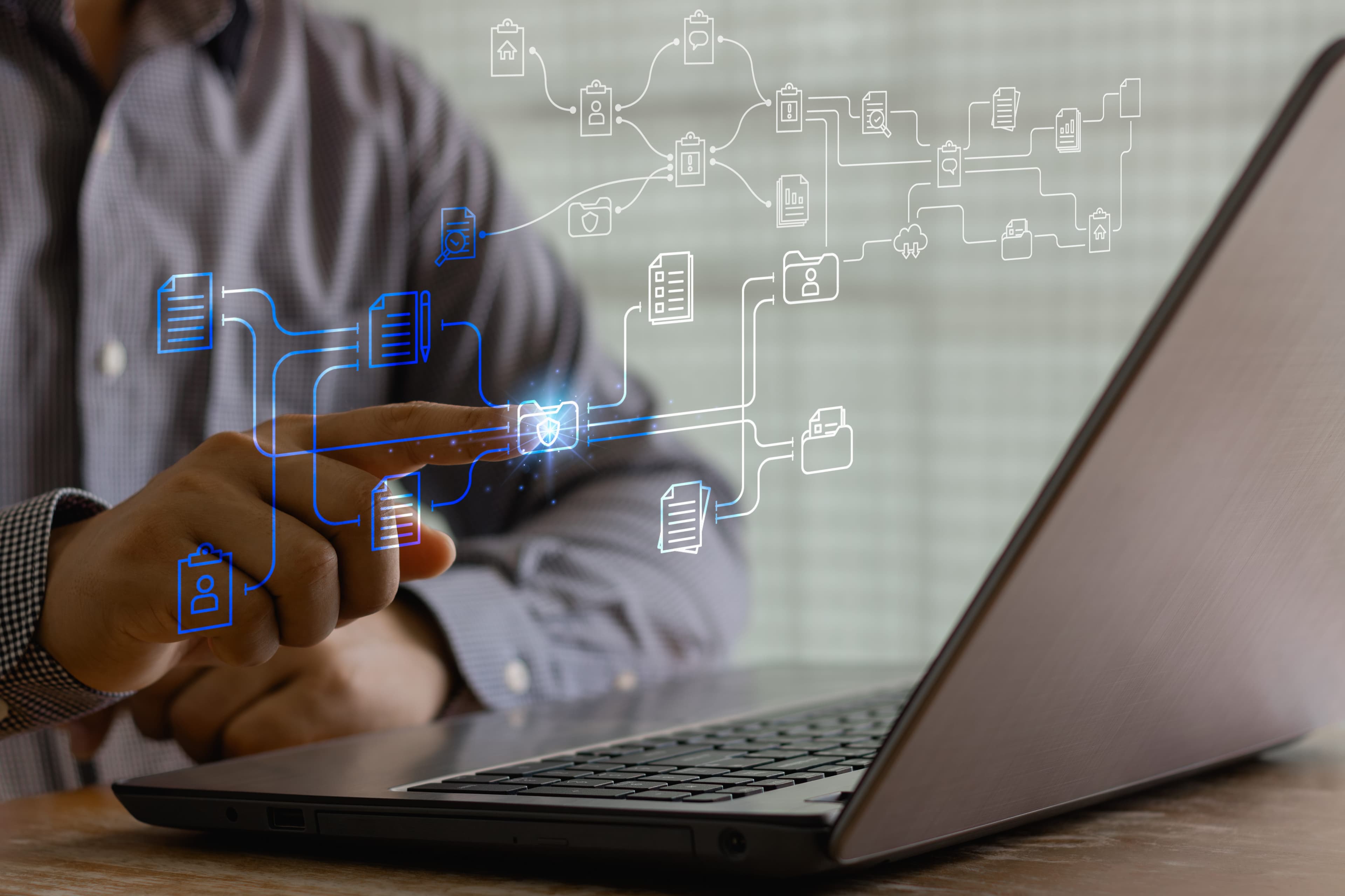 Profissional diante de telas com fluxos digitais conectando inteligência artificial, dados, sistemas corporativos e processos automatizados.