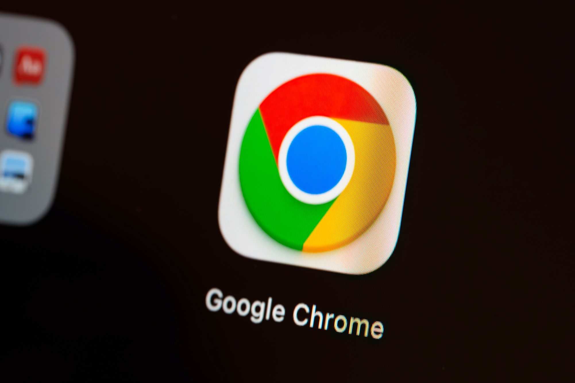 Logotipo do Google Chrome em um computador acompanhado de elementos visuais relacionados à proteção de contas e segurança digital.