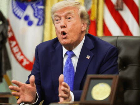 Donald Trump diante de elementos visuais relacionados ao Truth Social e à plataforma digital