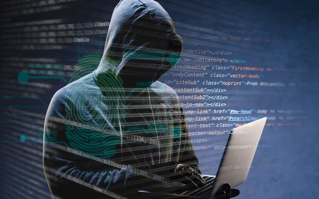 Notebook exibindo alerta de segurança digital em representação de ataque cibernético e roubo de dados corporativos