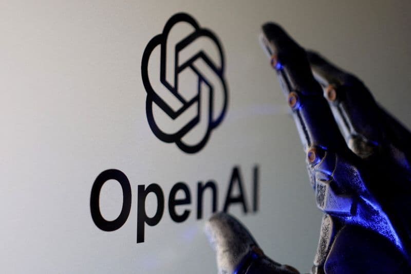 Logotipo da OpenAI exibido em tela com referência ao crescimento de receita da empresa