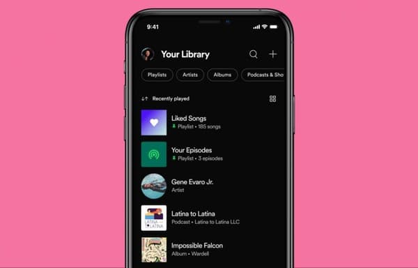 Celular exibindo o aplicativo Spotify com um videoclipe em reprodução na tela.