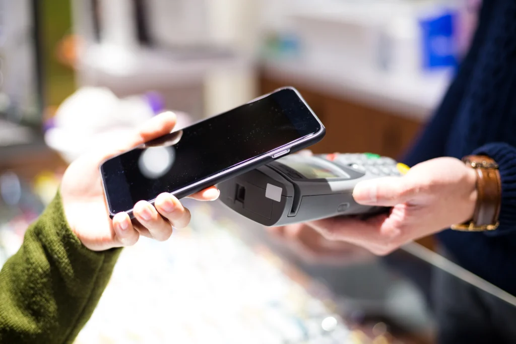 Smartphone Android ao lado de cartão bancário simbolizando ataque que explora pagamentos por aproximação NFC