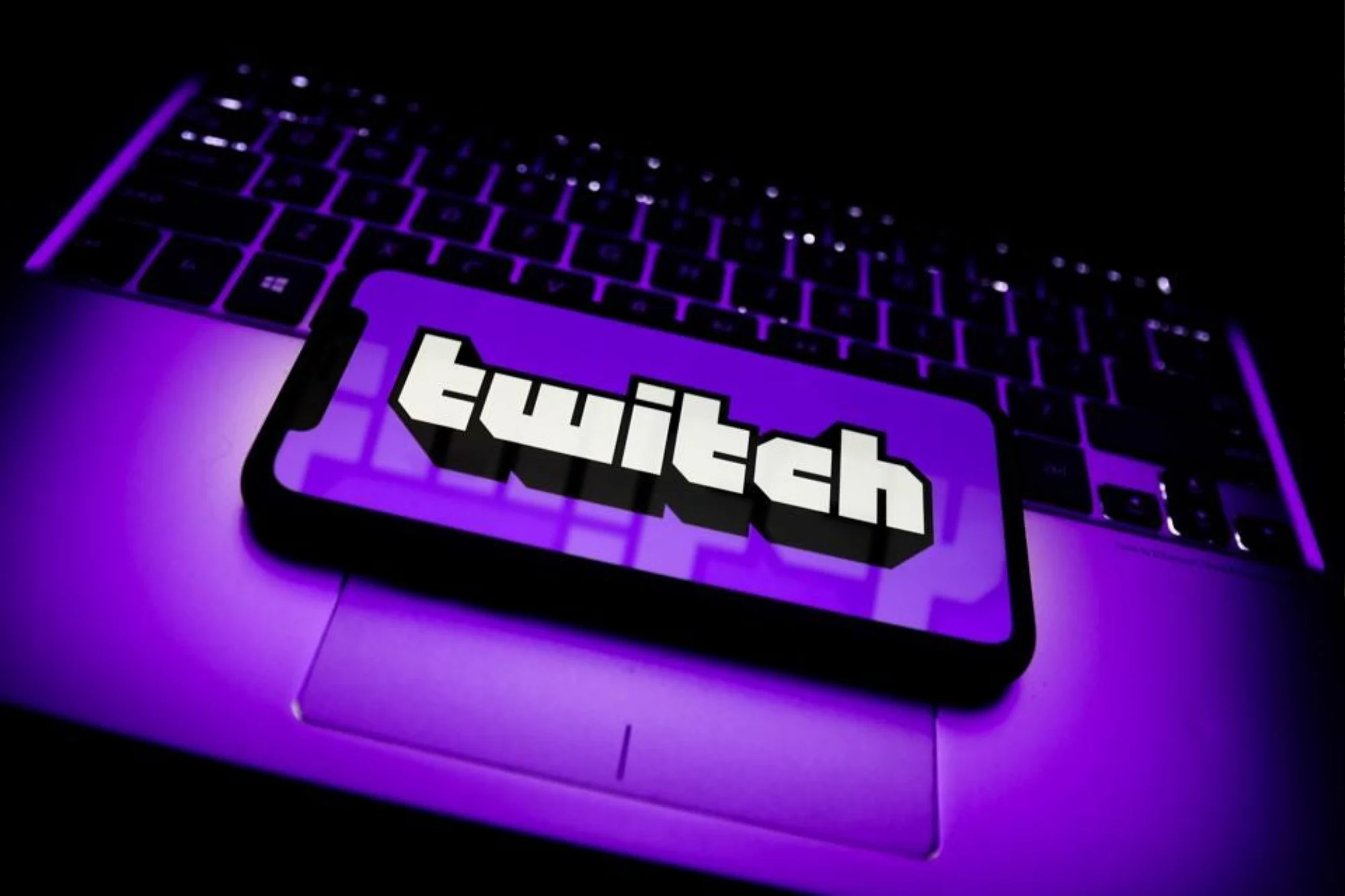 Logotipo da Twitch exibido em uma tela representando a plataforma de transmissões ao vivo e a integração com tecnologias da Amazon.
